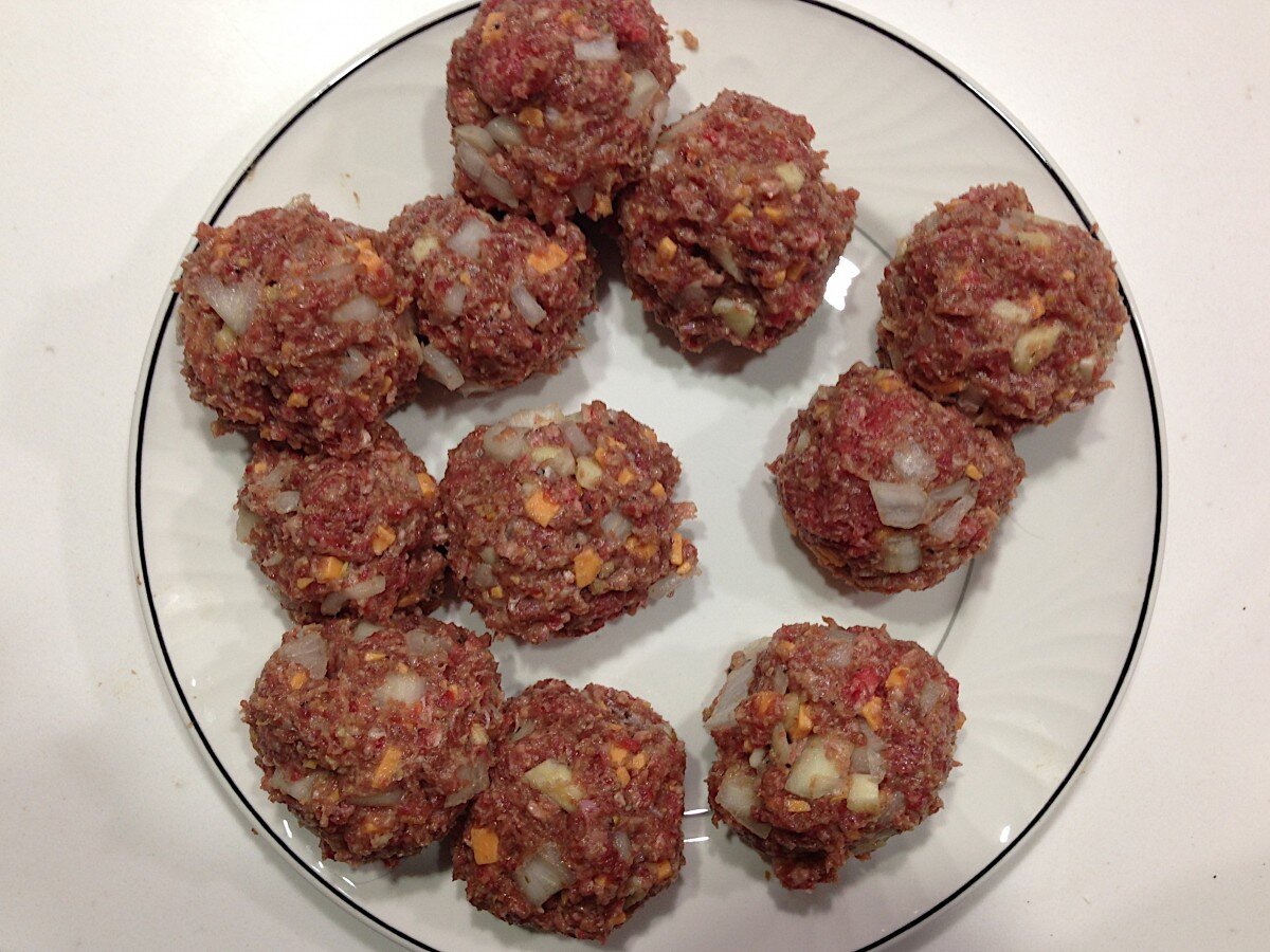 Фарш для фрикаделей. Фрикадельки для супа из фарша. Фарш чтобы фрикадельки не развалились. Фрикадельки из фарша. Фарш для фрикаделек.