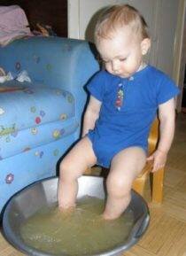 Ребенок чаще всего страдает от различных простудных заболеваний, которые сопровождаются появлением насморка. Это связано с тем, что иммунная система детского организма еще не окончательно сформирована и не может полноценно бороться с различными вирусами и инфекциями.
 Ножная ванночка для малышей проводится по таким же правилам, как и для взрослых. Для получения максимально положительного результата при проведении лечебной процедуры ножки ребенка рекомендуется слегка помассировать. Это поможет активизировать кровообращение и избавиться от проявлений ринита.
 Парить ноги ребенку при насморке разрешается только после консультации с врачом, так как несмотря на все свои положительные свойства, процедура имеет и несколько противопоказаний к применению.