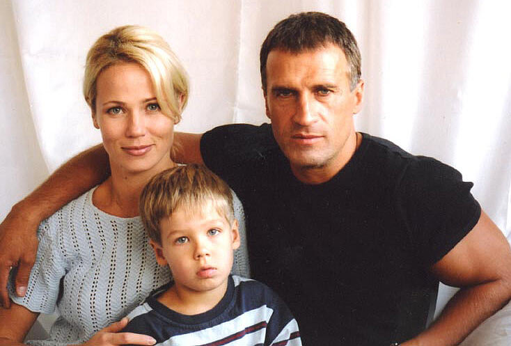 В начале ноября 2007 года Россию потрясла трагическая новость - известный актер Александр Дедюшко погиб вместе с 30-летней женой Светланой и 8-летним сыном Димой.