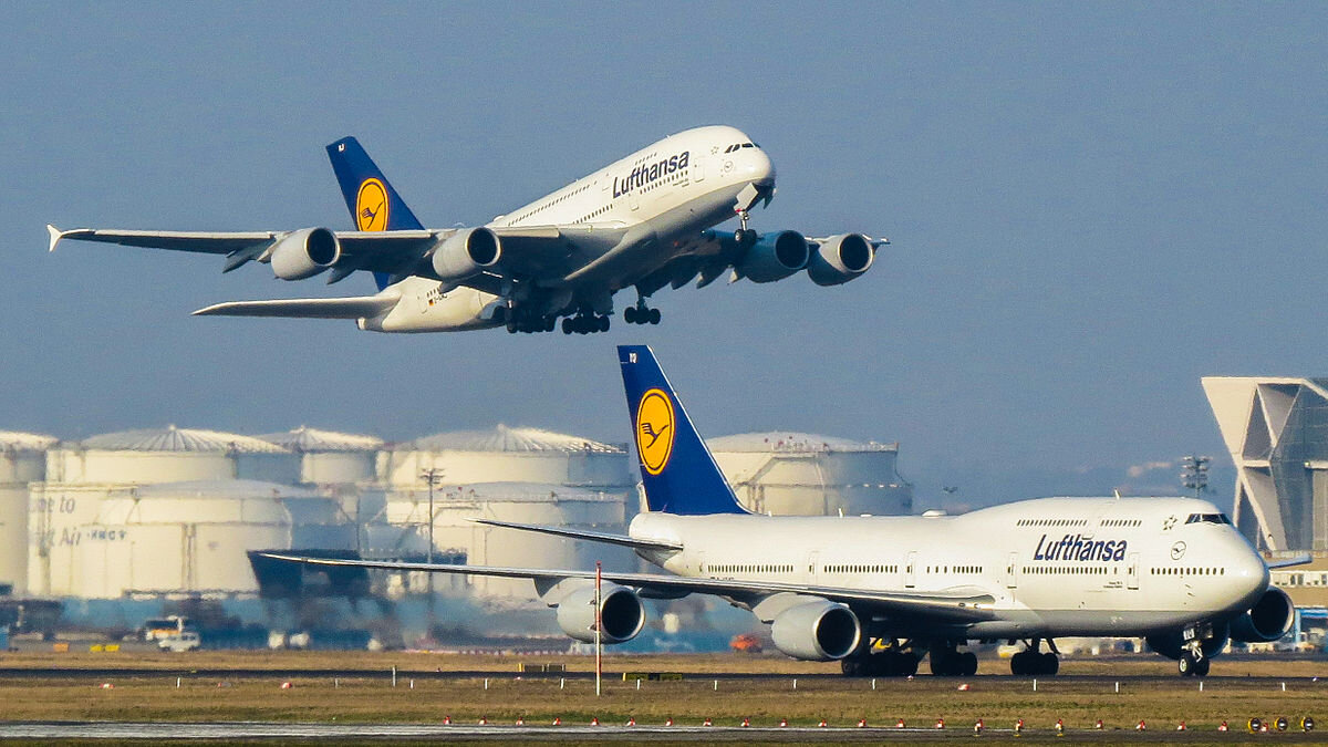 В воздухе - Airbus A380, на земле - Boeing 747