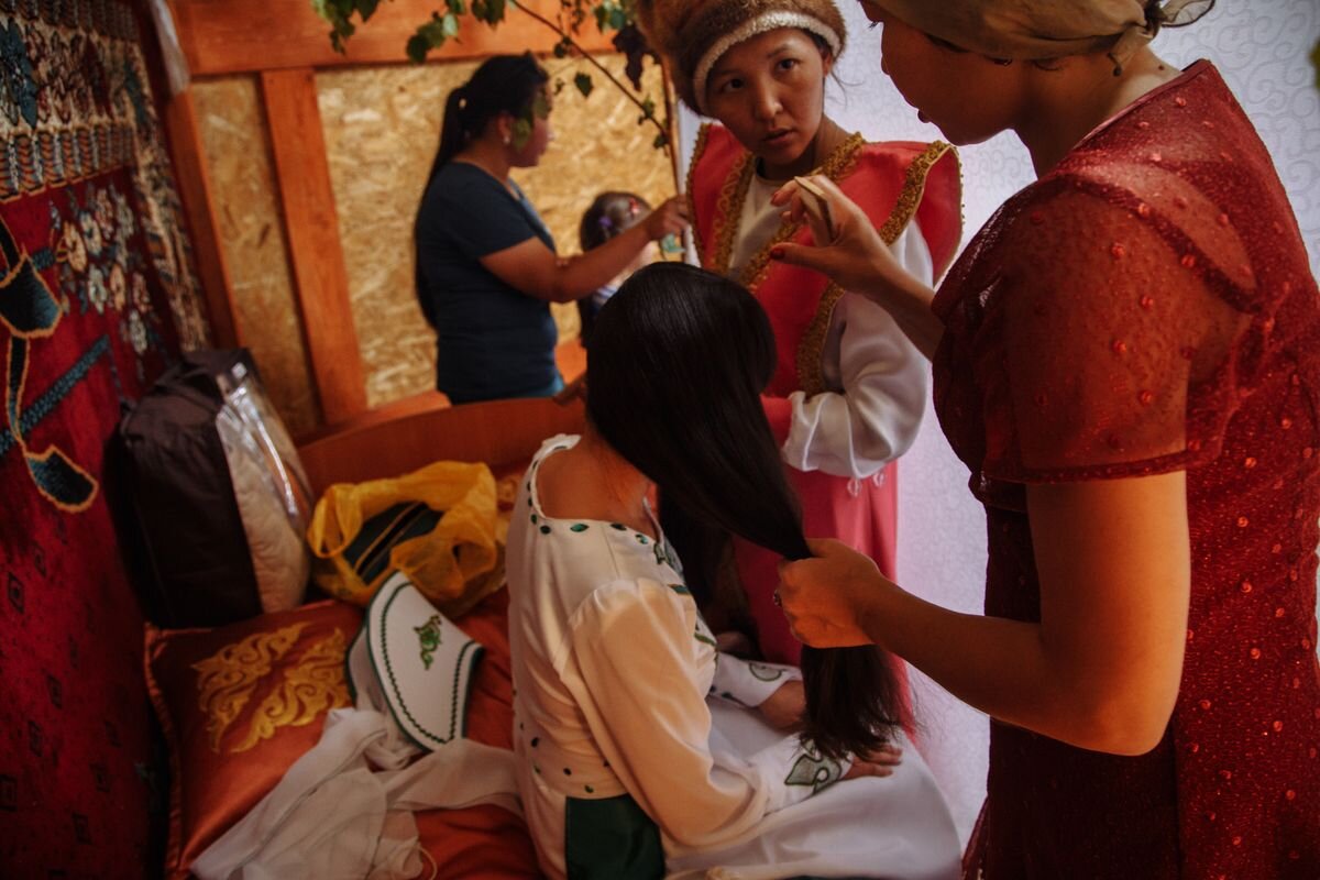 Сватовство у алтайцев. Сватовство у алтайцев. Свадебные обряды алтайцев. Алтайская национальная шапка. Сватовство у алтайцев.