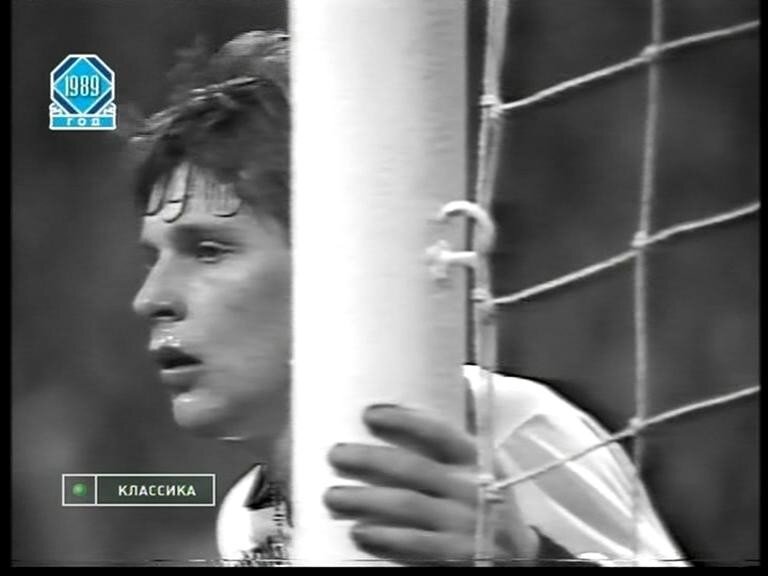  Пятого августа свой 50-й день рождения отмечает легендарный игрок и тренер киевского «Динамо» - Олег Лужный. 
О жестком характере украинца слагают легенды, а его пресс-конференции буквально разбирают на цитаты, но вот на нефутбольные темы Олег Романович общается крайне неохотно, поэтому предлагаем не только посмотреть самые яркие фото из футбольной жизни брутального Лужного, но и познакомиться с его чудесной семьей. 

1989 год - новичок киевского «Динамо» Олег Лужный:
