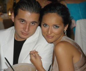 Какое-то время ходили упорные слухи о романах Абрамова. Среди имен его возлюбленных звучали такие, как Алина Кабаева и скандальная Ксения Собчак с не менее эпатажной Анастасией Волочковой. Но Ян был всегда дипломатом и джентльменом — он уверял, что эти достойные женщины просто его друзья. Хотя не отрицает — отношения были, но ни разу он не задумывался о свадьбе. Пока не встретилась Алсу.