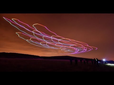Фото длительной экспозиции самоорганизующегося полета нескольких дронов. Источник http://robotics.sciencemag.org/content/3/20/eaat3536