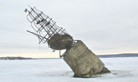 Памятник "Меркурию" с годами кренился всё больше и рано или поздно неминуемо бы упал (фото Олега Швырёва)