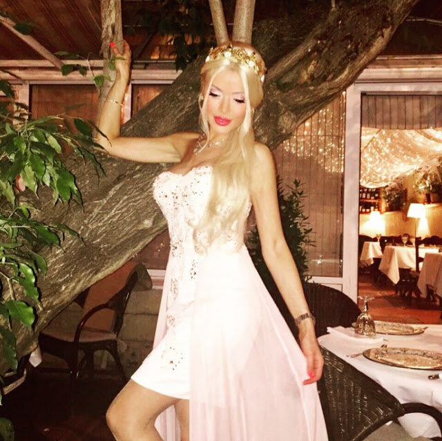 Далее рассказ от первого лица. 
Мой день всегда полностью расписан и нет ни одной свободной минуты: это часто съемки, фотосессии, интервью и некоторые бытовые дела. Я просыпаюсь в 6:30 и засыпаю в 02:00, так я успеваю сделать все свои дела. 


Огромное количество времени уходит на шоппинг, прогулки с друзьями и домашние хлопоты. Удивительно да, что я занимаюсь домом? Конечно, у меня огромный дом и за ним надо уследить, точнее за всем персоналом, который убирает и охраняет дом. 

Каждый день я трачу приблизительно 1.000.000, этого мне вполне хватает, чтобы жить средне. Иногда мне нужно потратить чуть больше, чтобы обеспечить себя всем, чем хочется. 



Я считаю, что каждый человек должен жить так, как ему нравится, не слушая окружающих людей.  