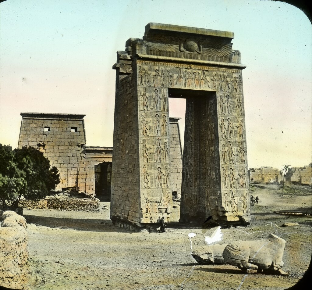 Врата в древний мир. Храм Птолемея III В Карнаке древний Египет. Древние ворота Египта. Ворота в Карнаке. Врата в Египте.