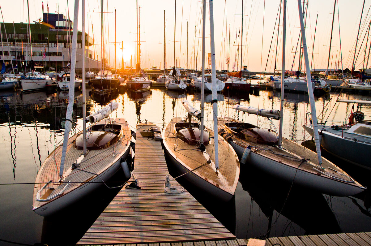 Одну из этих красавиц спустили прямо при нас, только что