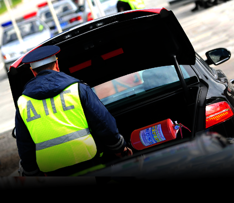 Обязан ли инспектор. Обязан ли инспектор. Гаишник проверяет. Сотрудник гаи. Обыск транспортного средства.