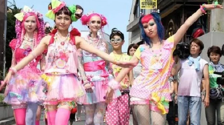 По всему миру люди пытаются выделиться из толпы, однако в   Японии субкультуры разительно отличаются от всего остального мира.