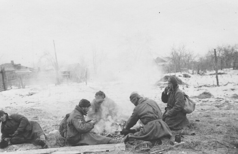 Бакибаев нашел лошадь. Пала она еще по осени, и была сразу заметена снегом - только потому еще сохранилась. Он приволок ногу, и мы нашим взводом, засевши в сосняке, варили эту дрянь в противогазных бачках. Вонь стояла жуткая, так что мы ели варево, зажав носы, поминая Гитлера и его приятелей отборными русскими словами. Удивительно, что с животами у нас был полный порядок, лучше, чем, когда жрешь с голодухи комбикорм. Во взводе нас оставалось четверо. 