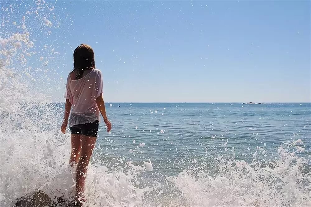 Девушка с прической каре на берегу моря