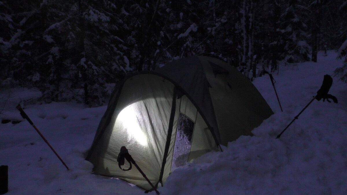 Поход на снегоступах. Палатка растянута на трекинговых палках.
