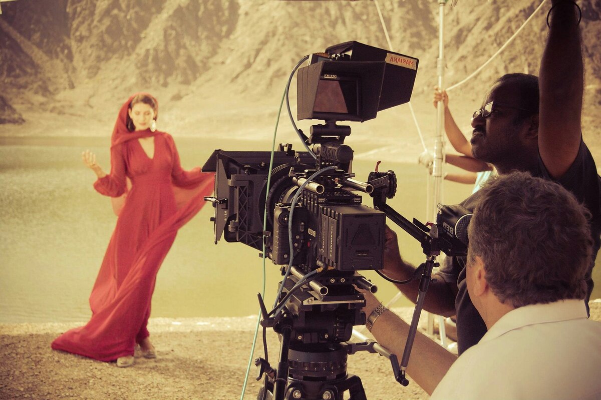 Я с детства мечтала стать актрисой. Смотрела фильмы и бредила попасть в экран. Но годы шли, я повзрослела и после школы поступила в технический ВУЗ.  Однажды, изучая просторы интернета, я наткнулась на интересное объявление. Сайт искал людей для съемок в массовке и эпизодических ролях. Не долго думая, подала заявку, загрузила свое фото. А вдруг повезет!?
 Через неделю мне позвонила девушка с приятным голосом и сообщила, что режиссер меня утвердил на роль подруги главной героини. Моя задача - сказать в кадре всего каких-то одиннадцать слов. За это еще и заплатить обещали. Я довольная и счастливая сразу же согласилась. Еще бы, такое заманчивое предложение!
 Но был тут один нюанс. Девушка предупредила, что нужно сделать эмоциональную карту. Это подборка фотографий, где я изображаю радость, грусть, влюбленность, гнев и другие состояния души. Стоит такая карта в районе 4500 рублей. Девушка просила не расстраиваться, ведь в дальнейшем я буду часто ей пользоваться. Меня в принципе это не смутило, надо значит надо, ведь все для дела.
Девушка назначила день, в который я должна была приехать на фотосессию для создания этой самой эмоциональной карты. Мне были даны адрес и номер телефона фотостудии.
 После своей основной работы я на метро отправилась к нужной станции. Приехала рано, поэтому зашла перекусить фастфудом. Я смотрела на людей и думала: "Знали бы вы, что сейчас с вами рядом сидит будущая звезда". На душе у меня была эйфория. Скорее бы уже начались съемки.
 Я просмотрела на часы - пора выдвигаться. Села на трамвай и доехала до нужного адреса. Было это офисное здание. Я отыскала нужный кабинет. Меня встретила шустрая девушка с кудрявыми волосами. "Вот зеркало, приводите себя в порядок и начнем", - сказала она. Я достала расческу и собрала волосы в тугой хвост. С собой у меня были черные туфли, и я быстренько переобулась. Наряд выбрала банальный, но классический и беспроигрышный - маленькое черное платье в облипку.
 "Где играть будете?" - поинтересовалась фотограф. "В каком-то фильме подругой главной героини", - скромно ответила я. "Есть опыт в съемках?" - снова спросила меня девушка. "Нет, это мой первый". Она в ответ только скривила улыбку.
 Я встала перед белым фоном. Девушка эмоционально изображала позы и выражения лиц, она показывала то, что я примерно должна делать. Я повторяла, старалась изо всех сил, но пыталась, чтобы картинка выглядела как можно живее и естественнее.
 Мы, наконец, закончили. Я заплатила деньги и поехала домой. О своем счастье поведала нескольким подругам. Они обзавидовались. Кому не хочется в кино сниматься?!
 Через пять дней на мою почту "капнули" долгожданные фоточки. Далее по инструкции я должна была скинуть свою эмоциональную карту на почту той самой девушки с приятным голосом. Так и сделала. Затем набрала ей, но трубку никто не взял. Через полчаса повторила, но ответа все не было. Я звонила два дня, но никто на том конце провода к телефону не подошел.
 Так я поняла, что все это чистой воды развод. Никаких съемок не предвещалось. Меня просто надули, срубив деньги за фото. Да, казалось бы, стоила ли игра свеч ради таких копеек? Однозначно, ведь сколько таких наивных, которые мечтают сняться в фильме. Подруги мои еще долго вспоминали этот случай и смеялись, как какие-то макаки. Никакого сочувствия, что за люди...