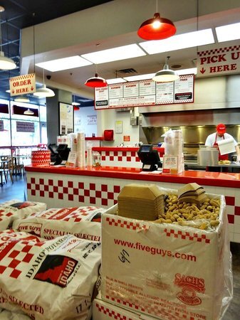 Мешки бесплатного арахиса в кафе. Никто не набирает на вынос.