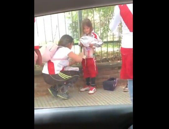 Чтобы протащить на стадион пиротехнику,приходится применять ужасающие методы,но для Аргентины это в порядке вещей!