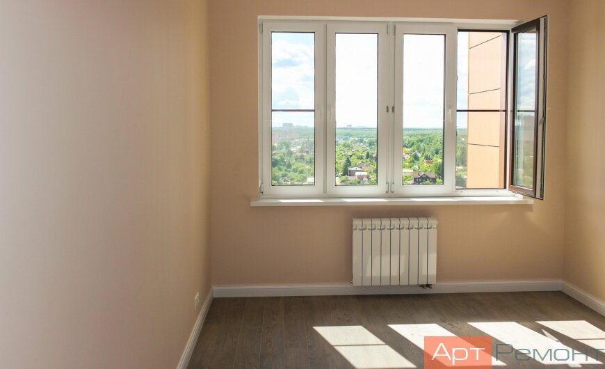 Еще одно фото из этой квартиры. В этой комнате плинтусы установлены по всему периметру, так как встроенной мебели в ней не будет.