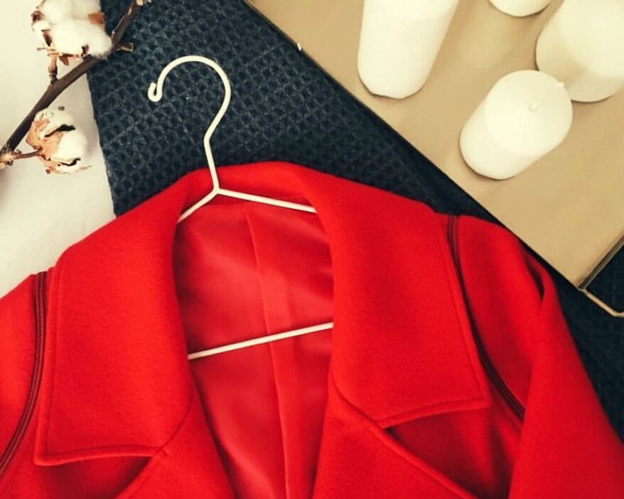 В холодное время года, когда погода неприветлива, хочется поднять себе настроение ярким предметом гардероба. 