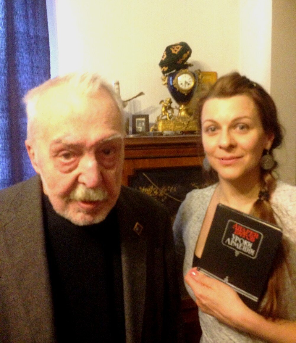 Елена Шуваева-Петросян дарит Андрею Битову раритетное издание «Уроков Армении», которого у него не был