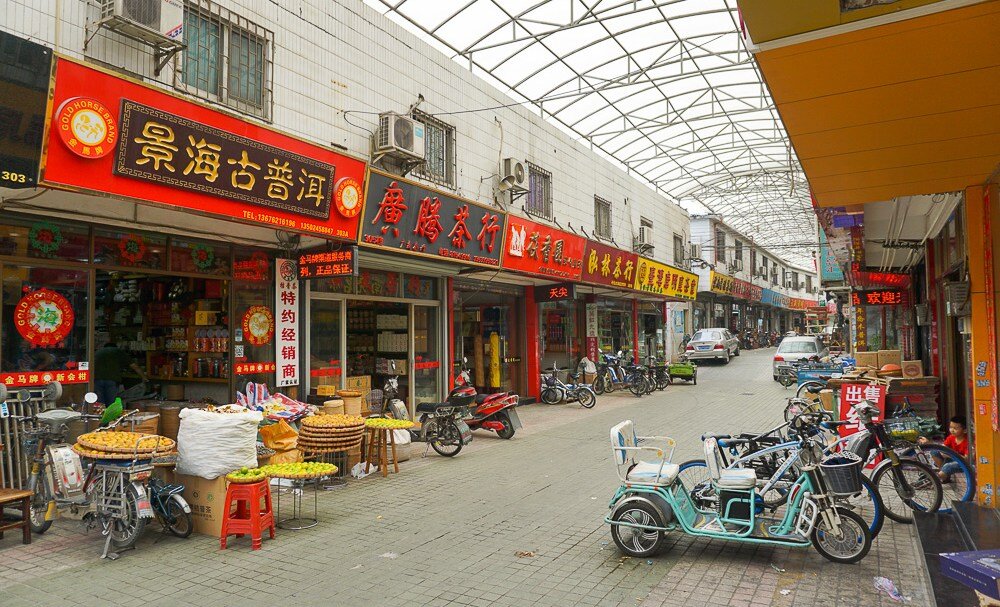 Традиционно для Азии хозяева магазинов живут на вторых этажах, а работают на первых