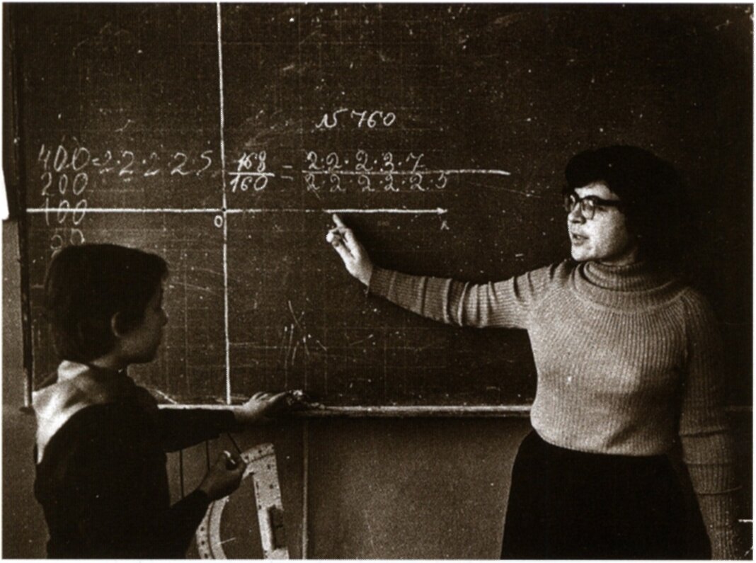 Урок в советской школе. Советская школа образования была лучшей. Какие раньше были учителя. Учительница в советской школе. Советские школьники на уроке.