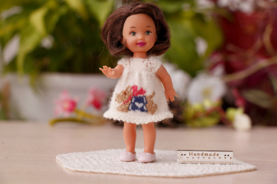 Кукла Келли от Маттел получила белое платье с рыжей собачкой.