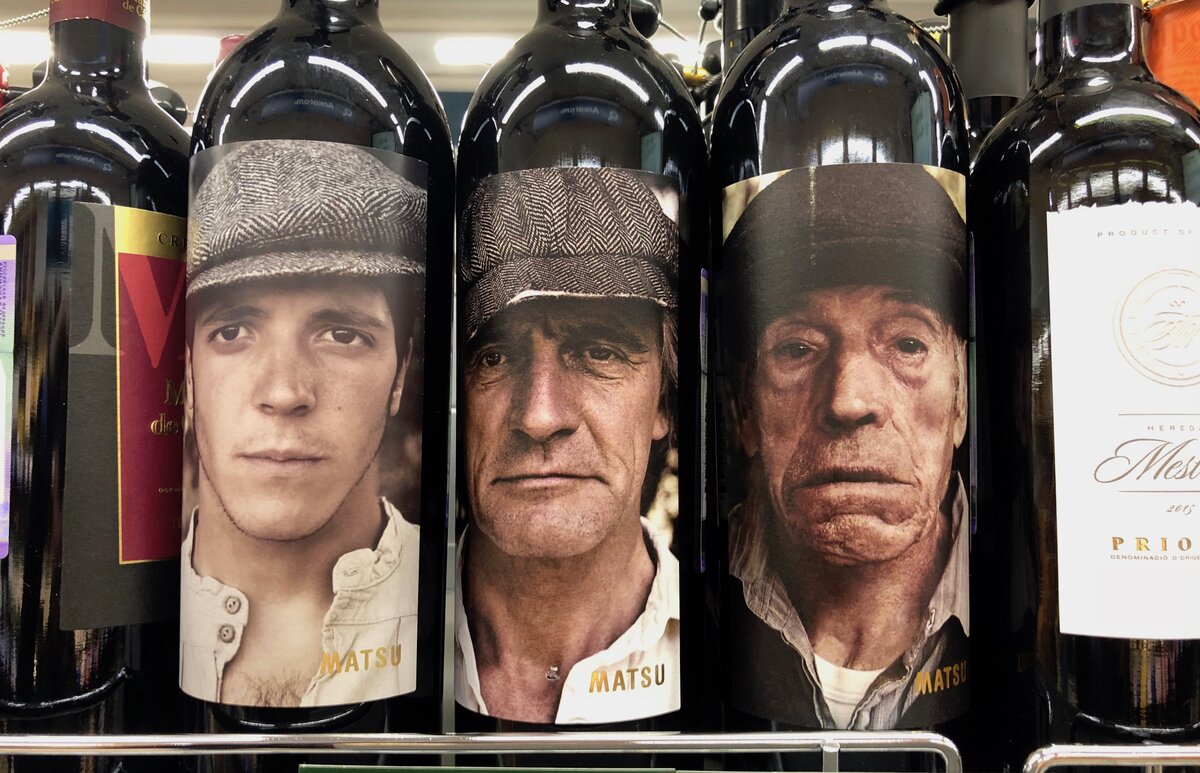 Вино 3 возраста. Испанское вино с лицами. Вино с лицами. Вино с портретом. Испанское вино с лицом мужчины.