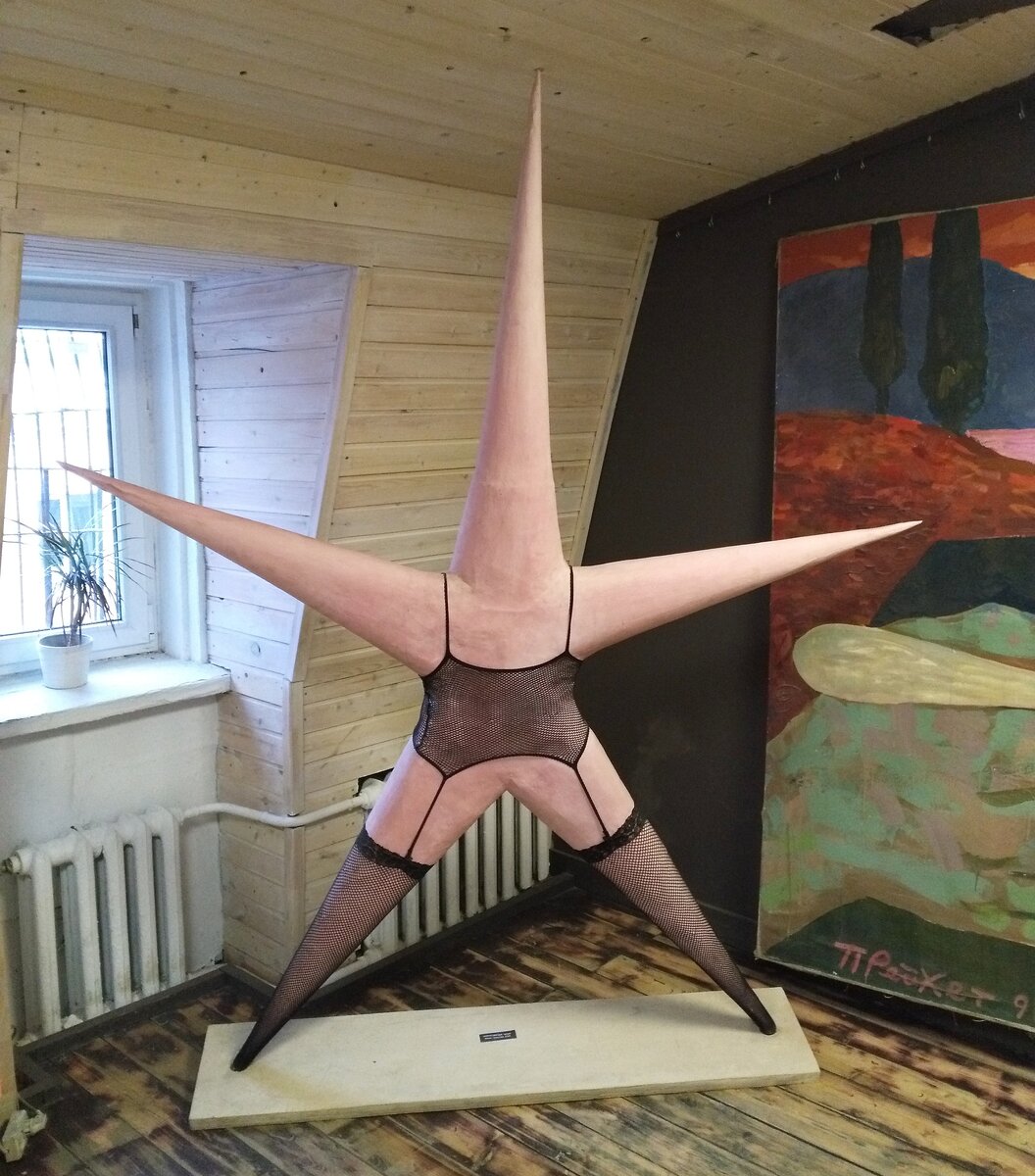 Рядом с «Волосатым супом» пристроилась порнозвезда. Это настоящий компостмодернизм
