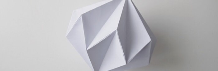 Существует миф, что один лист бумаги нельзя сложить более семи раз так, чтобы линия каждого последующего изгиба была перпендикулярна линии предыдущего изгиба. Однако это не правда. 
Нет никаких фундаментальных законов физики, которые бы запрещали сложить лист бумаги подобным образом в восьмой и последующие разы. Однако для этого понадобится очень много бумаги. Дело в том, что при каждом таком складывании листа бумаги его толщина удваивается. Поэтому, если принять начальную толщину листа бумаги за 0,1 мм = 0,0001 метр (а это абсолютно реалистично), то можно записать такую формулу для толщины (H) сложенного листа бумаги после N складываний:

H = 0,0001∙2N метров

Таким образом, например, после 12 складываний такого листа, мы бы получили высоту полученной бумажной стопки равную 41 сантиметр (уже сейчас понятно, что изогнуть стопку бумаги толщиной в 41 сантиметр в 13-ый раз будет весьма сложно). Однако если бы нам удалось продолжить, то после 15 складываний толщина стопки была бы уже 3,28 метра, после 20-ти складываний – 105 метров, а после 42-ух складываний – 439 805 километров, а это больше чем расстояние от Земли до Луны (которое составляет примерно 384 400 километров). Таким образом, хотя никакие законы физики не запрещают много раз складывать бумагу, тем не менее понятно, что у того, кто захочет поставить подобный эксперимент, очень быстро закончится бумага и техническая возможность изгибать такие толстые стопки этой бумаги, не разорвав её.

К слову, в известной телепередаче «Разрушители Легенд» был поставлен подобный эксперимент по многократному складыванию бумаги. В ходе данного эксперимента использовался лист бумаги размером с футбольное поле, а сгибали его с помощью тяжелой строительной и дорожной техники. Каждый следующий изгиб делался перпендикулярно предыдущему. По результатам эксперимента удалось сложить бумагу 11 раз. Таким образом, легенда о максимально возможных семи складываниях листа бумаги была разрушена, не только теоретически, но в том числе и на практике.

А вот если отойти от того условия, что складывать бумагу нужно делая каждый следующий изгиб перпендикулярно предыдущему, то мировой рекорд по складыванию бумаги насчитывает 12 складываний. Его поставила группа американских школьников (см. фото ниже). В ходе эксперимента использовался очень длинный рулон весьма тонкой и гибкой фольги. В этом случае, к слову, опасность порвать бумагу сильно уменьшается, однако проблема с быстро возрастающей толщиной стопки, а, следовательно, с наличием должного количества материала и технической возможности гнуть такие толстые объекты, сохраняется.