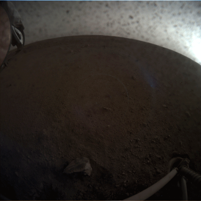 GIF - Вид с InSight НАСА, развертывающего сейсмометр на поверхности Марса, снятый с помощью прибора (ICC). Фото: НАСА / JPL-Caltech