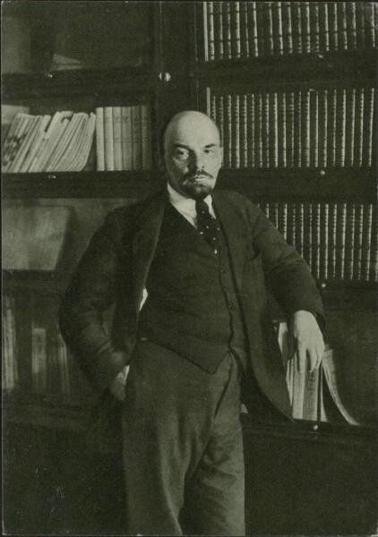 Владимир Ленин у книжного шкафа в своем кабинете в Кремле. Неизвестный автор, 16 октября 1918 года, г. Москва, из архива МАММ/МДФ.  
