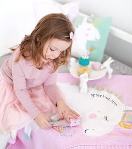 На фото плед ЕДИНОРОГ светло розовый