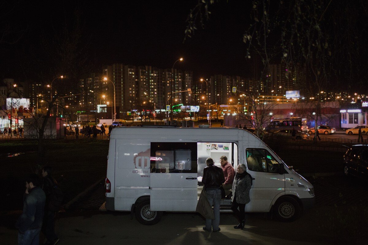 Белый фургон фонда Рылькова можно встретить на окраинах Москвы возле аптек, куда «знающие» наркозависимые приезжают за рецептурными препаратами