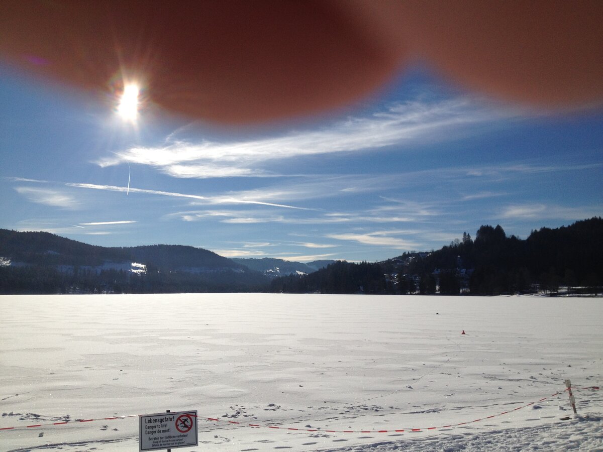  На горизонте гора Фельдберг, снега которой питают озеро.
