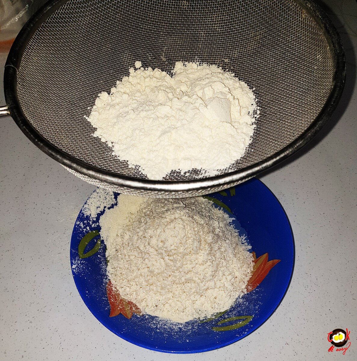 Просеять муку и смешать с кокосовой стружкой
