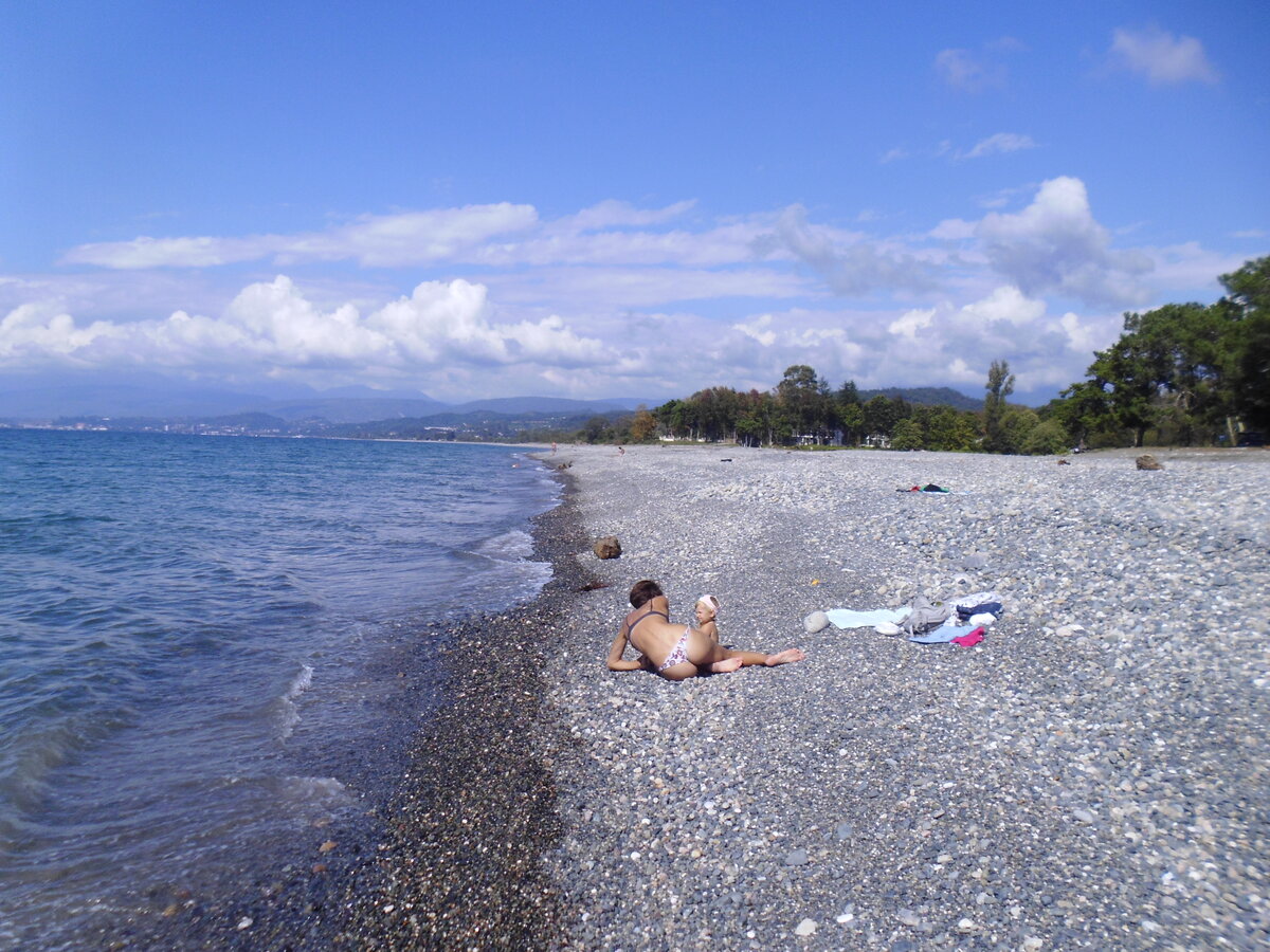 Дикий пляж отдыхающих. Агудзера Абхазия. Сухуми Агудзера. Агудзера Абхазия пляж. Абхазия Агудзера Эвкалиптовая роща.