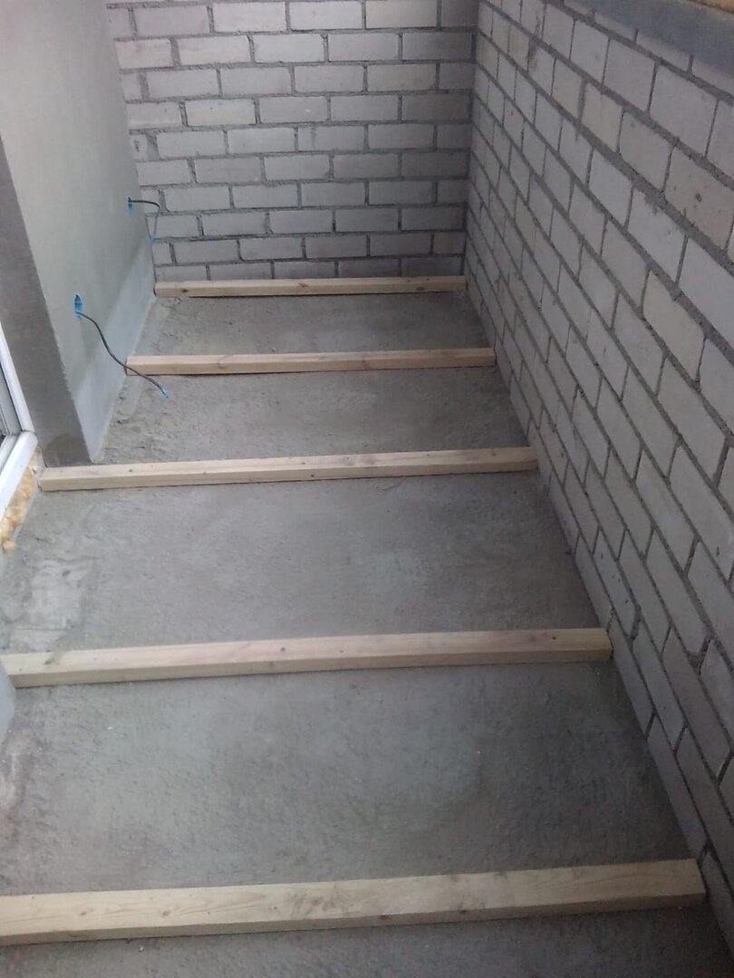 Пол на лагах на балконе. Укладка лаг на балконе на бетонный пол. Пол на балконе. Обрешетка пола на лоджии. Чем поднять пол на балконе.