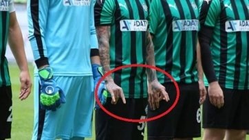 Фото: amedspor.com.trОн пронес на поле лезвие, спрятав его в руки. Сразу после рукопожатий перед началом поединка с «Сакарьяспор» Мансур Чалар начал скрыто нападать на соперников, нанося им порезы. В результате между игроками вспыхнула потасовка. 
