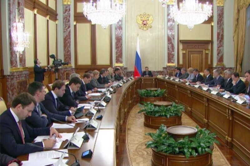 Глава министерства Патрушев попросил председателя правительства РФ дать поручение ФАС, чтобы та обратила внимание на «турбулентность цен», так как по некоторым позициям стоимость минеральных удобрений увеличилась на 14%. Медведев с подачи вице-премьера Алексея Гордеева сделал встречное предложение - поручить ФАС мониторинг цен на удобрения наравне с ГСМ.