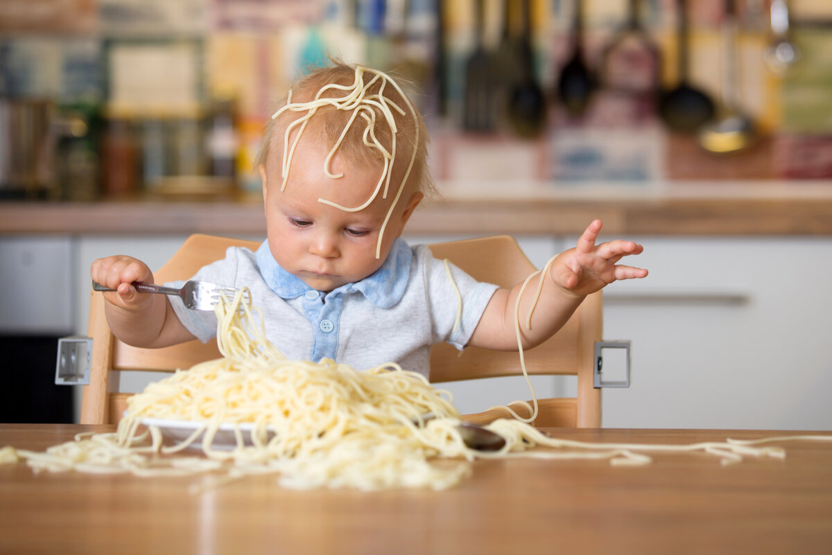 Made a mess. Макароны для детей. Спагетти для детей. Фотосессия ребёнка в спагетти. Ребенок ест макароны.