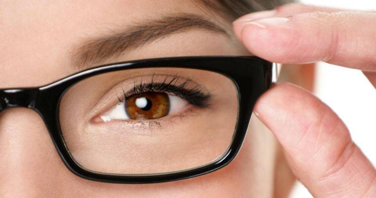 В момент фокусировки взгляда на объектах и дальнейшей передачи полученных импульсов с сетчатки глаза в головной мозг используется зрительный нерв. При развитии деструкции нервных волокон возникает атрофия зрительного нерва, называемая также оптической нейропатией. Вследствие прогрессирования атрофии зрительного нерва нормальная передача импульсов в головной мозг нарушается и у больного наблюдается сужение поля зрения, помутнение диска зрительного нерва, искажение цветовосприятия и в худшем случае полная потеря зрительной функции.
Особенности заболевания и опасность
Атрофия зрительного нерва бывает первичной и вторичной, что зависит от причин возникновения заболевания. Так атрофия может развиваться, как самостоятельное заболевание либо быть следствием других болезней глаз. Также в зависимости от тяжести течения заболевания и степени поражения диска зрительного нерва атрофия бывает полной или частичной.
Вследствие атрофии зрительного нерва наблюдается постепенное сужение поля зрения и появление слепых пятен скотом, которые препятствуют нормальной зрительной функции. В случае прогрессирования атрофии острота зрения постоянно падает и вероятность полной потери зрения значительно возрастает.
Опасность заболевания заключается в серьезном риске наступления полной необратимой слепоты. Терапия, как правило, направлена на стабилизацию состояния атрофии и предотвращения ее стремительного прогрессирования.
Причины возникновения
Атрофия возникает независимо от возраста. Причинами развития заболевания можно назвать:
•	глаукому;
•	сосудистые заболевания глаз, способствующие нарушению кровоснабжения волокон зрительного нерва;
•	атеросклероз и гипертония;
•	заболевания сетчатки и зрительного нерва;
•	прием токсичных веществ, разрушающих волокна зрительного нерва;
•	болезни головного мозга, затрагивающие зрительный нерв.
По своей структуре зрительный нерв напоминает кабель с большим количеством волокон, которые отвечают за передачу импульсов от сетчатки глаза в кору головного мозга для визуализации полученного глазом изображения. Вследствие постепенного отмирания волокон некоторые зоны становятся «слепыми», так как импульсы световых лучей от них не предаются в мозг. Чем больше нервных волокон отмирает, тем уже становится поле зрения и больше появляется слепых пятен пред глазами больного.
Нарушение кровообращения в глазном яблоке при остром течении может привести к оптической нейропатии всего за 2-3 недели, поэтому в случае обнаружения каких-либо первых признаков заболевания нужно незамедлительно обращаться к офтальмологу для проведения комплексной диагностики. 
Диагностика и лечение
Только комплексное детальное обследование при помощи компьютеризированного оборудования позволяет установить правильный диагноз и назначить эффективное лечение. В ходе комплексного обследования офтальмолог:
•	проверяет остроту зрения;
•	осматривает глазное дно;
•	выполняет исследование поля зрения;
•	проводит компьютерную периметрию для выявления оценки поврежденных участков нерва.
Важную роль в эффективности лечения играет раннее диагностирование заболевания на этапе, когда количество атрофированных волокон небольшое и есть возможность восстановить функциональность зрительного нерва. Лечение атрофии должно проводиться комплексно. Для этого в первую очередь нужно определить точную причину развития заболевания и устранить ее, чтобы остановить прогрессирование атрофии. 
Для лечения атрофии применяют физиотерапевтические методики, которые оказывают щадящее воздействие на зрительный нерв и сетчатку, усиливая естественные физиологические процессы восстановления тканей. Физиотерапевтическое лечение больным атрофией показано также в качестве регулярных профилактических курсов для предотвращения прогрессирования болезни.   Дополнительно для усиления эффекта от терапии применяется медикаментозное лечение, которое включает прием витаминных препаратов и сосудорасширяющих лекарственных средств. mgkl.ru

