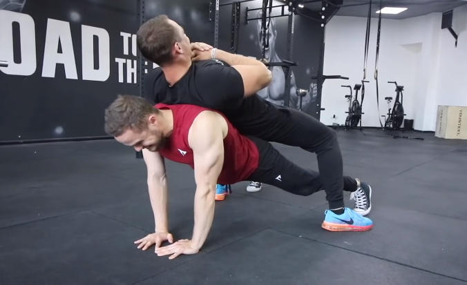 Вот так правильно должен лечь партнер к вам на спину.