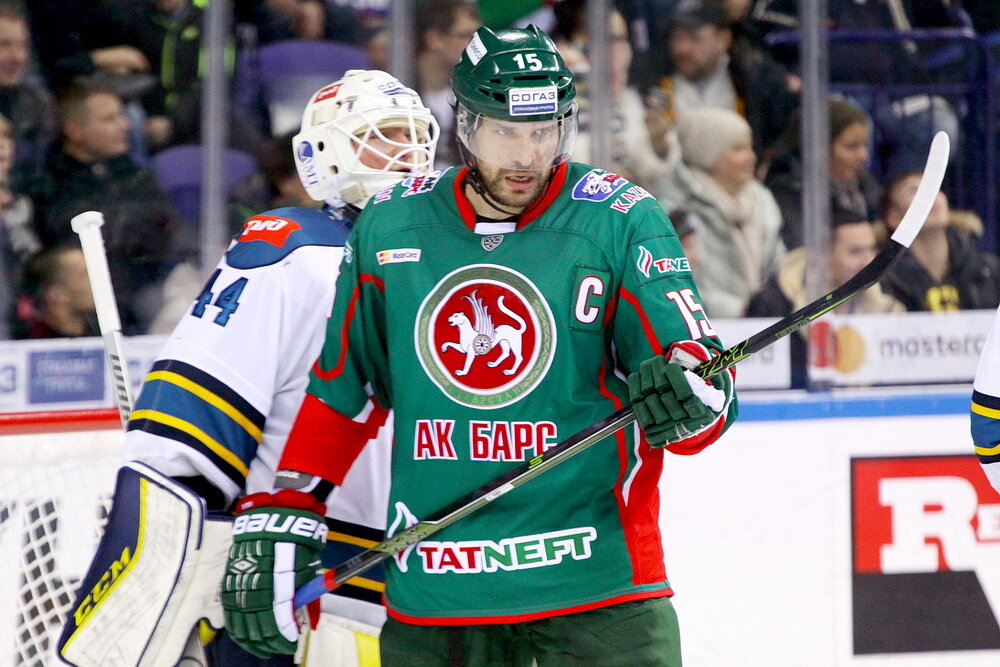 "Пять сезонов нападающий выводил команду на лёд с капитанской нашивкой, а в сезоне-2017/18 помог клубу в третий раз в истории выиграть Кубок Гагарина. "Ак Барс" благодарит Александра за большой вклад в победы команды, создание победного духа в раздевалке, самоотверженность и лидерство, внимание к болельщикам и городу. Спасибо за всё, капитан!", - сказано в официальном заявлении пресс-службы "Ак Барса". 
Опытный форвард перешёл в "Ак Барс" в 2013 году. В общей сложности в составе казанской команды 36-летний нападающий провёл 333 матча, в которых забросил 51 шайбу и сделал 63 результативные передачи. 