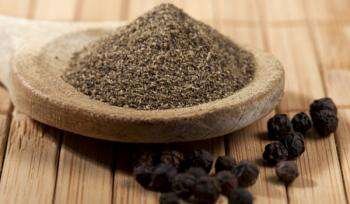 Все мы знаем о обычном черном горошке, самая популярная специя в мире! Он широко используется в кулинарии, во многих блюдах. И мы часто его употребляем в пищу.Улучшает вкусовые качества продукции, дополняет их, преобразует в нечто интересное и новое блюдо. Согласитесь, даже обычный гречневый суп становится другим при использовании этой специи. Но мало кто знает, что черный перец имеет и полезные свойства. Современные исследования показали, что пиперин - в большом количестве содержащийся в этой  специи, в разы увеличивает способность организма получать из пищи полезные вещества, витамины и минералы. Черный перец способствует активной выработке гормонов счастья - серотонина и эндорфина.  Наружное применение настойки приправы помогает справиться с наружными кожными заболеваниями. Помогает справиться с при нарушениях пищеварительной системы.Щепотку черного молотого перца перемешать  с столовой ложкой топленого молока.Применяйте при тяжести, несварение желудка. Можно просто взять 7-8 гранул  черного перца и выпить с тёплой водой, эффект все тот же.  А теперь переходим к ПРОТИВОПОКАЗАНИЯМ:  аллергия на продукт, анемия, язва желудка и двенадцатиперстной кишки, острые воспалительные процессы желудка, мочевого пузыря и почек.                                                                                                                                                                   Читайте следующие рецепты по полезным свойствам черного перца с следующей статье.                                                                                                                                                                                 При применение данного продукта советуется проконсультироваться с врачом!                    Будьте здоровы!(