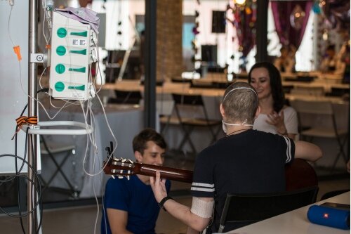 Когда подростки вместе, им легче мотивировать друг друга