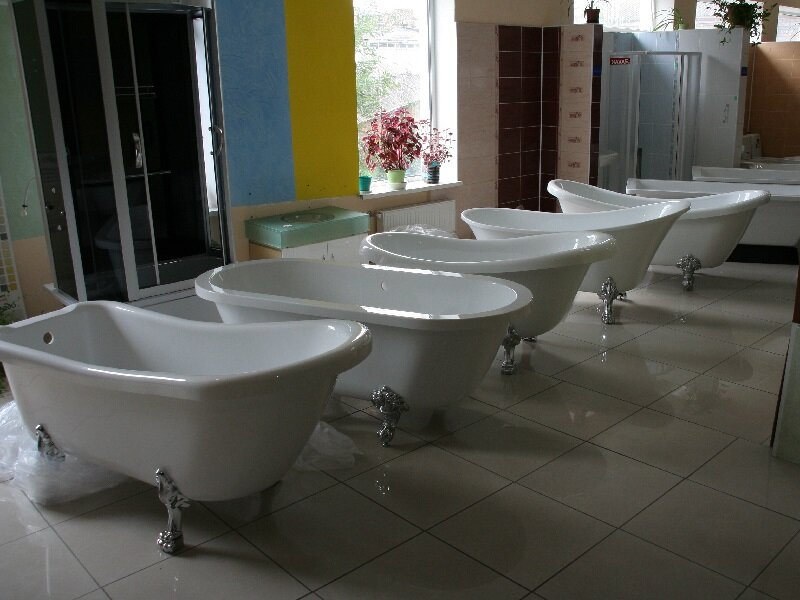 Ассортимент ванн в магазине сантехники