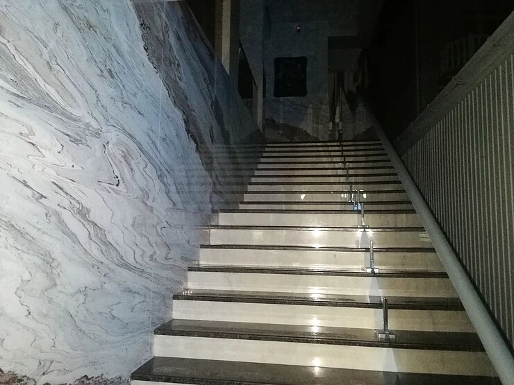 вот тот темный прямоугольник - табличка с названием отеля