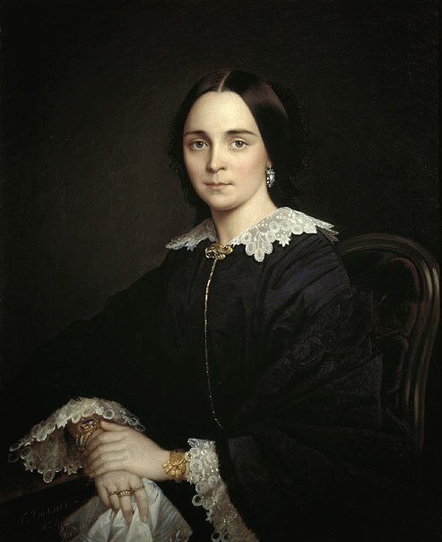 Мария Бернацкая,  бабушка Марины, с гранатовым крестом  -ожерельем на шее.