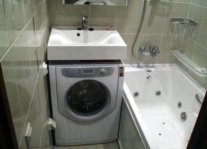 Ванная комната с душевой и стиральной машиной и раковиной дизайн