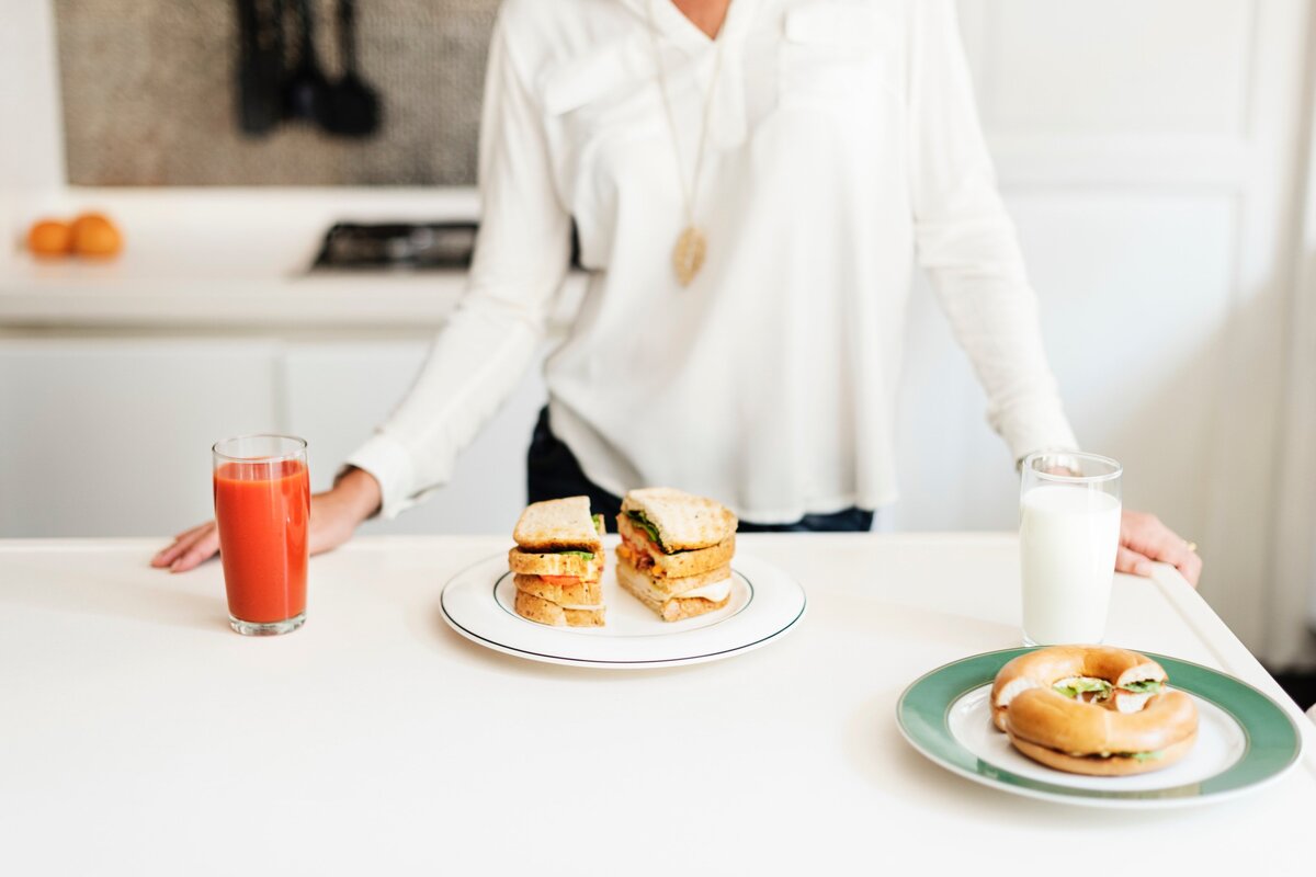 Pexels/ rawpixel.com Чтобы стакан молока не сливался с белым фоном, нужно приглушить свет — задернуть штору или приклеить на окно тонкий лист бумаги